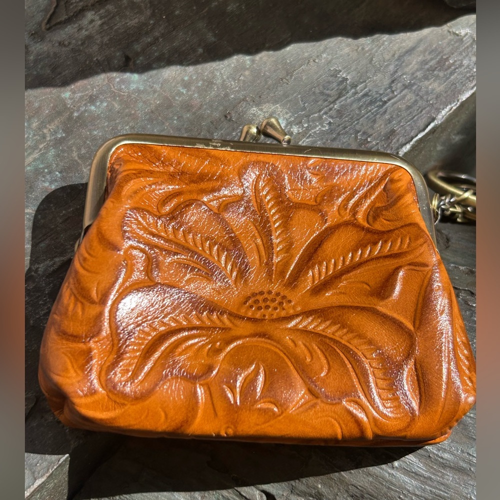 Patricia Nash SAVENA TOOLED Leather Framed Kiss-Lock Wristlet FLORENCE
B wallet - Picture 3 of 13